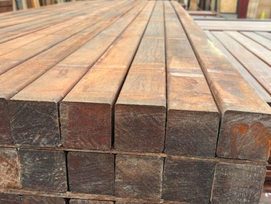 ARRIVAGE DE POTEAUX BOIS EXOTIQUE