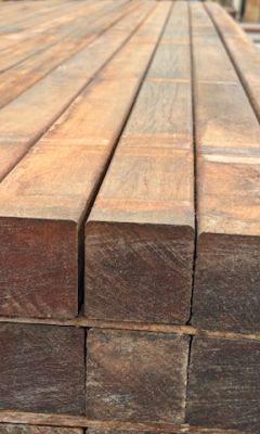 ARRIVAGE DE POTEAUX BOIS EXOTIQUE